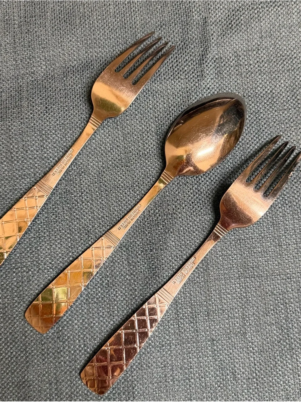 Gibson Fairford Stainless 2 Forks 1 Spoon Glossy, Lattice Handle, Flat Tip